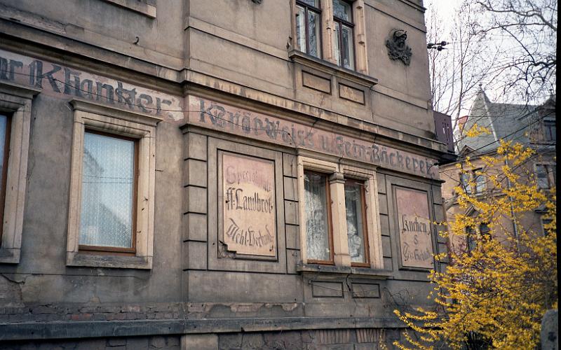 Dresden-Trachau, Platanenstr. 1, 23.3.1995 (1).jpg.jpg - Brod-, Weiss- u. Fein-Bäckerei (darunter: K...? )